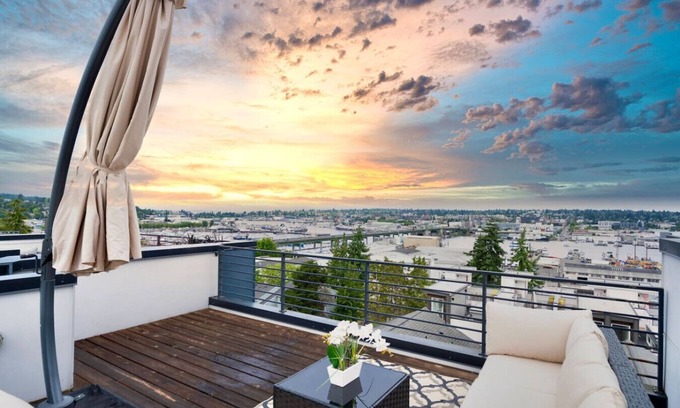 North Queen Anne House | Stylish 3b2b Townhome w/Rooftop & Sunset Views