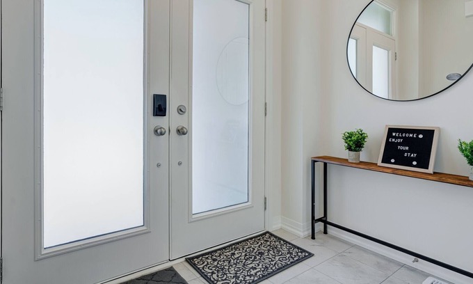 Pickering House | Stylish 3BDR in Pickering's Heart | Free Parking