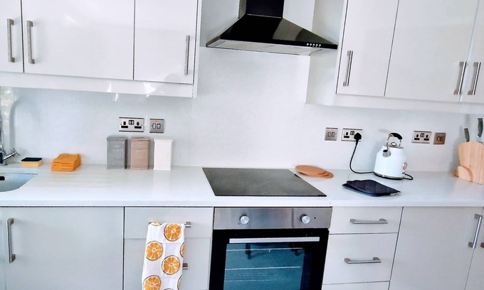Reading Apartment | Stylish 3bed Central Reading - 6 min walk to Train Station & High Street