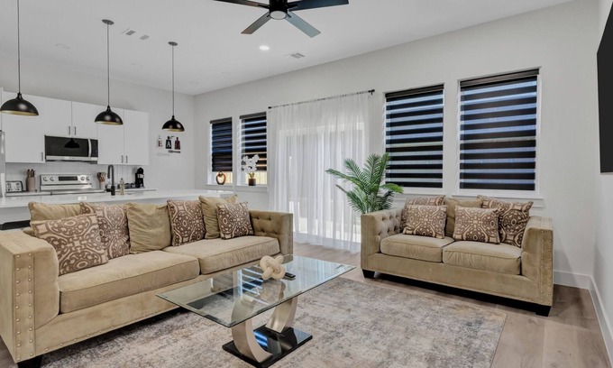 Dallas House | Stylish 3BR Dallas Townhouse Rooftop Backyard Garage