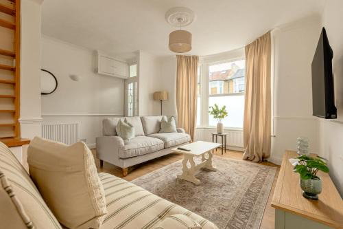 Green Street East Apartment | Stylish 3BR Forest Gate Home with Garden