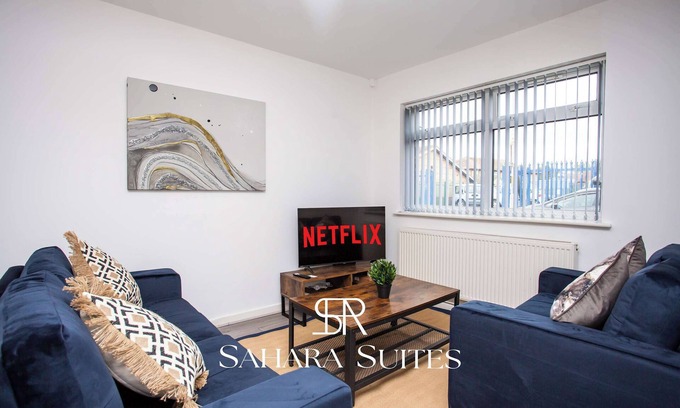 Blyth House | Stylish 3BR Retreat - Contractors Stay - Parking