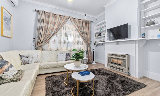 Maylands House | Stylish 3BR Retreat | Walk to Shops and 12min to CBD