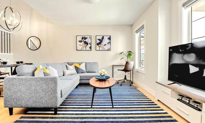 Calgary House | Stylish 3BR Townhouse by Airport