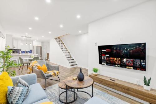Wychwood Apartment | Stylish 3BR Urban Retreat near Christie Sleeps 6