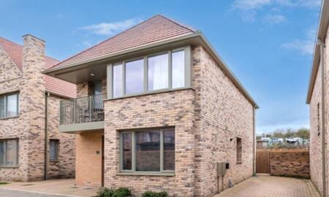 Oxford House | Stylish 4-BR House with 3 Ensuite & Free Parking