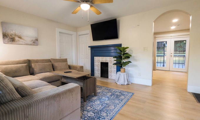 Lithonia House | Stylish 40s era, Modern Comforts 3br Home. MTR/Family Friendly. 25 min to ATL