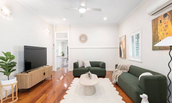 Coorparoo House | Stylish 4Bedroom Stay Outdoor Dining & City Access