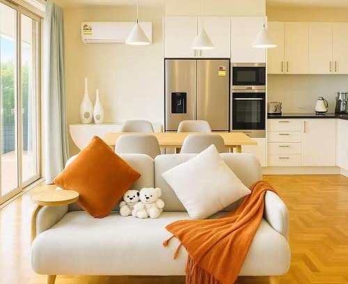 McKinnon House | Stylish 4BR Easy CBD Access Walk to Train & Shops