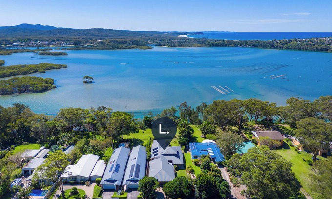 Dunbogan House | Stylish 5-Bedroom Retreat with Jetty Access