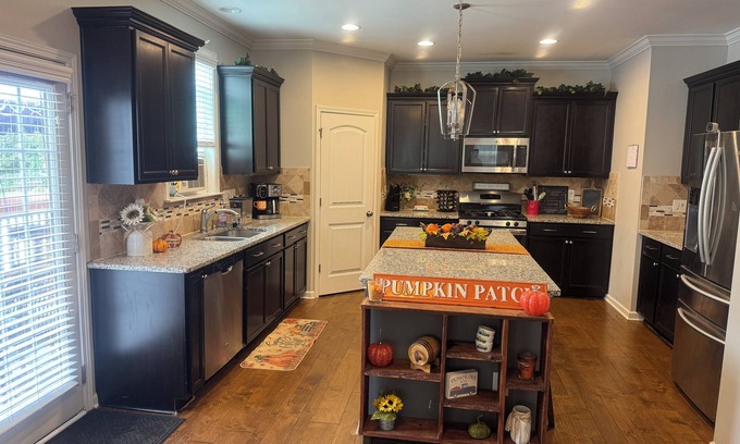 Southeast Raleigh House | Stylish 5 BR Oasis With Pool Close To Downtown Fun