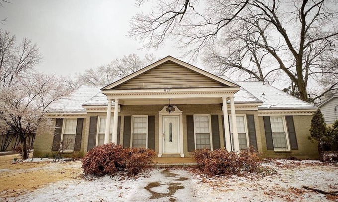 East Memphis House | Stylish 6BR Retreat Memphis BBQ+games