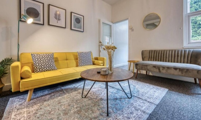 Stoke-on-Trent House | Stylish and Comfy Contractor House in Stoke