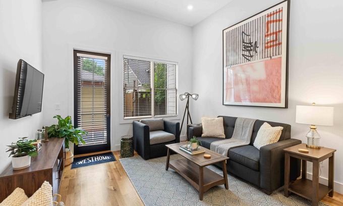 Virginia Highland Apartment | Stylish and Contemporary Virginia Highlands Apt!
