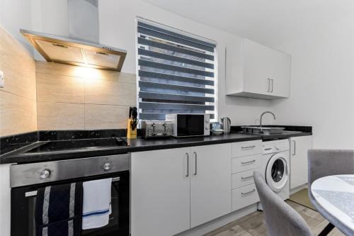 Wandsworth Apartment | Stylish and Convenient 2BD Flat w/Outdoor Space