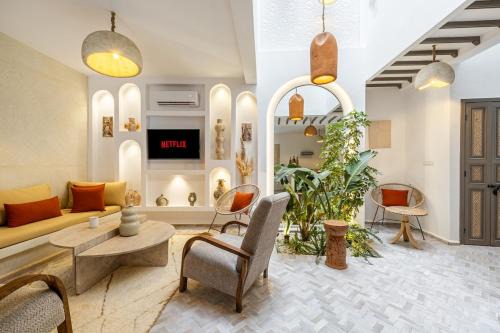Mechouar-Kasbah Villa | Stylish and Exclusive Riad Saada with Pool and free Breakfast