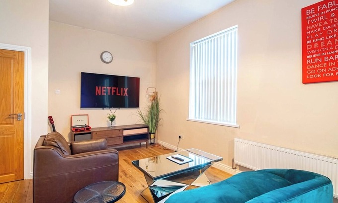 Sheffield Apartment | Stylish and Spacious Apartment Walk to City Center