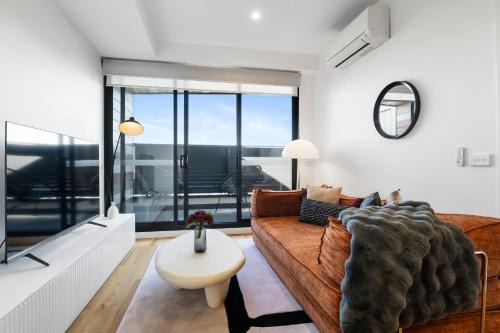 Carnegie Apartment | Stylish and Spacious 2BR w Study, Wi-Fi and Car Park