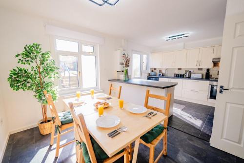 Pentwyn House | Stylish And Spacious 3 Bed Semi Home