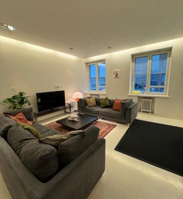 Kallio Apartment | Stylish and spacious 85m2 Hakaniemi Apartment with Market Hall View Next to Metro