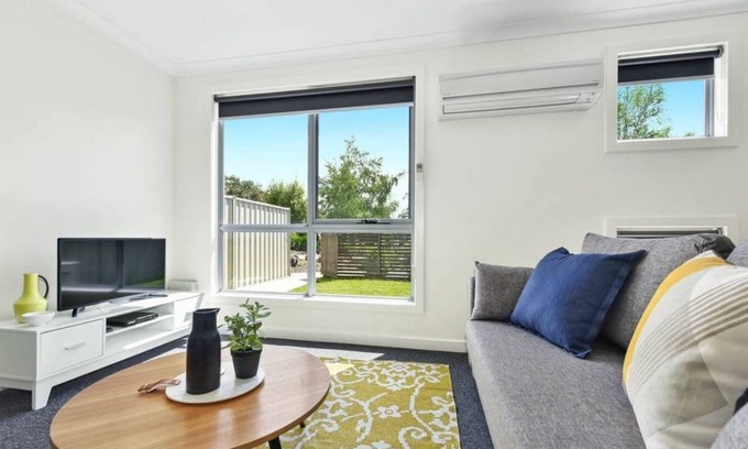 Ravenswood Villa | Stylish and Spacious Launceston Villa + Free Wifi