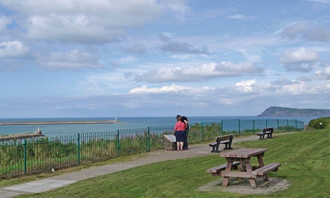 Fishguard House | Stylish and spacious 10ft-wide caravan with one double and one twin.