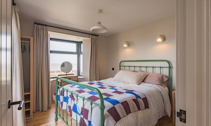 Deal House | Stylish and spacious coastal retreat with sea views