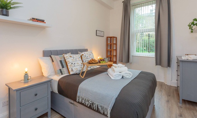 Newington Apartment | Stylish apartment at the edge of Meadows Park