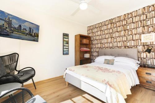 Centennial Park Apartment | Stylish Apartment Close to Fox/Disney Studios