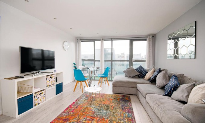Livesey Apartment | Stylish Apartment Close to London Bridge