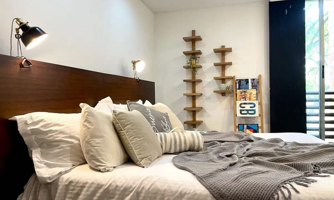 Las Lomas I Apartment | Stylish apartment in the best location!