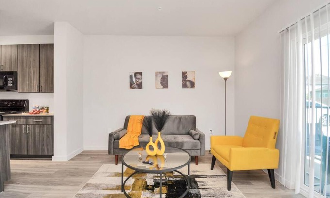 George Bush Park/Eldridge Apartment | Stylish Apt Pool Wi-Fi Parking