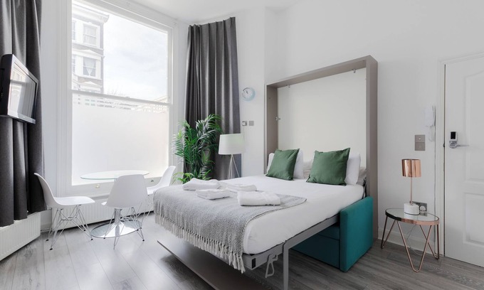 Abingdon Apartment | Stylish & Bright Studio in Kensington
