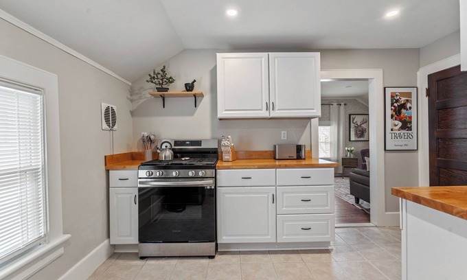Saratoga Springs Cottage | Stylish Carriage house near DOWNTOWN, SPAC, SKIDMORE and RACE TRACK