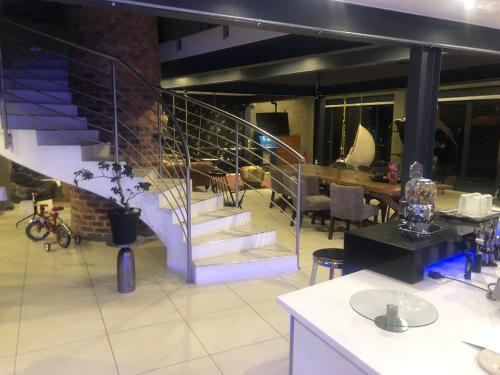 Greater Johannesburg Metropolitan Area House | Stylish celeb style Huge secure 3 beds and baths