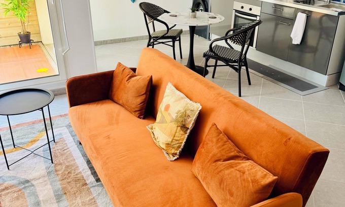 Bergerac Apartment | Stylish City Pad – Walk to All