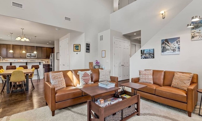 Flagstaff House | Stylish & Comfy ~ 5★ Location, ♛Royal Beds, HotTub