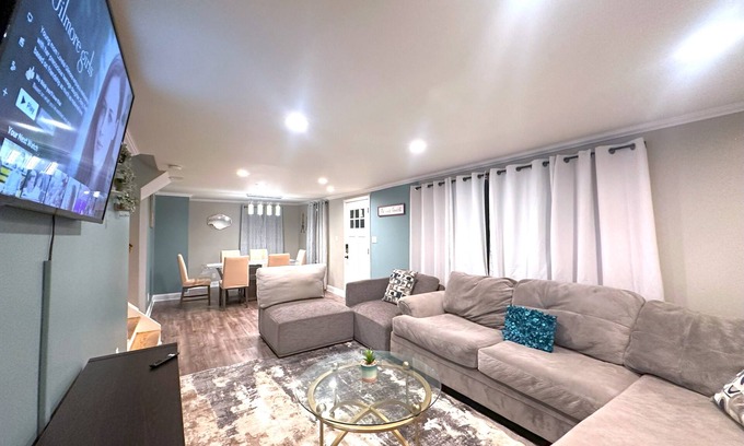 North Buffalo House | Stylish & Comfy Haven near Niagara Falls ~ UB !
