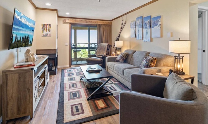 Snowshoe Apartment | Stylish Condo Great Views Hot Tubs Close to Lift