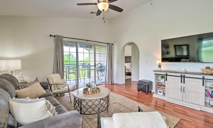 Branson Apartment | Stylish Condo with Peaceful Views about 3 Miles to Dtwn!