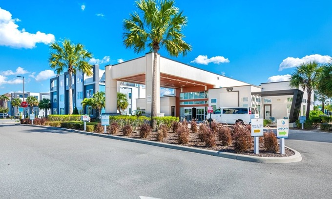 Reunion Condo | Stylish Condo with Pool Table near Disney with Resort & Waterpark Access -.