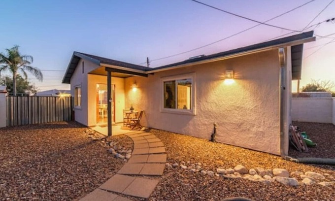 Campus Farm House | Stylish & Cozy/1 BR 1 BA/Casita/Parking