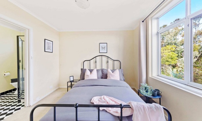 Clifton Hill Apartment | Stylish & Cozy Clifton Hill Apt with Parking