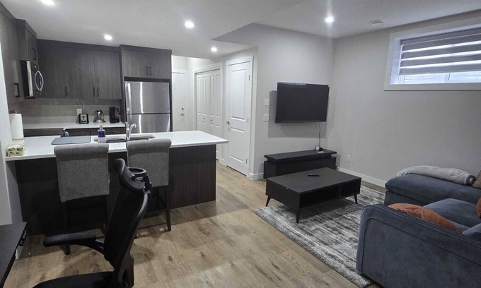 Calgary House | Stylish & Cozy Suite Close to YYC Airport.