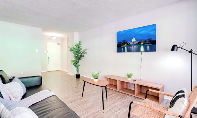 Crystal City Apartment | Stylish Crystal City Apt | Enjoy Gym Amenities