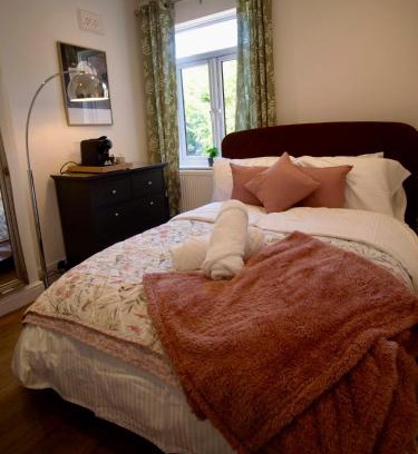Nottingham Apartment | Stylish Double Room - Shared Bathroom - No Kitchen
