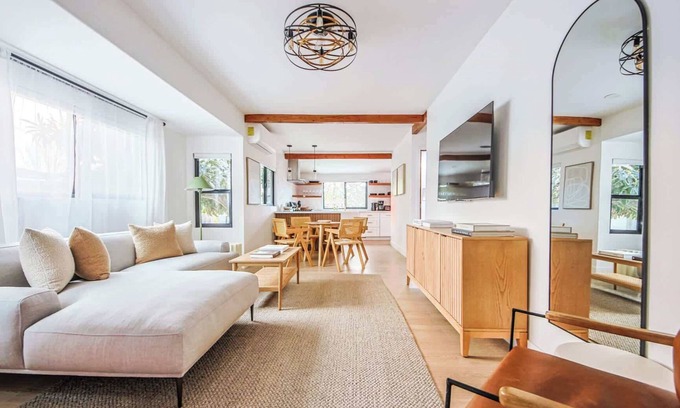 Silver Lake House | Stylish Duplex Villa w Rooftop Garden