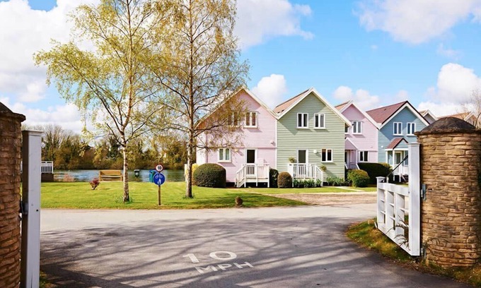 South Cerney Cottage | Stylish family-friendly waterfront retreat on Spring Lake in the Cotswold Water Park