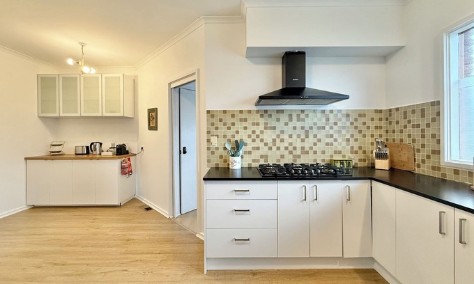 Hawthorn East House | Stylish Family Holiday Home close to CBD - Camberwell Market - Chadstone