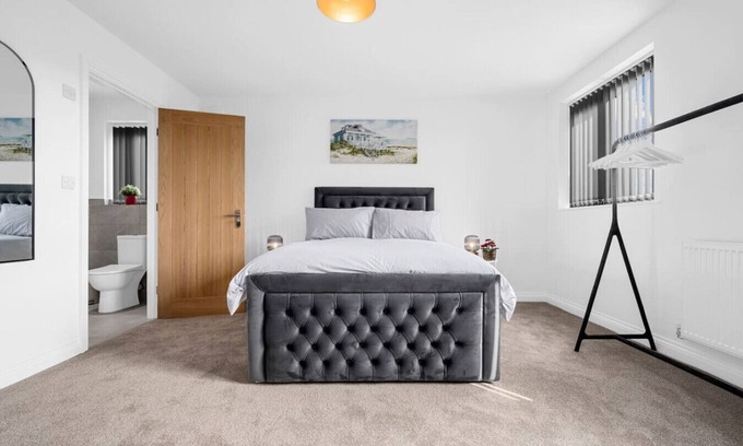 Walkden House | Stylish Four Bedroom Home